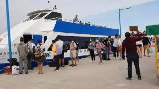 El ferry lució con gente.