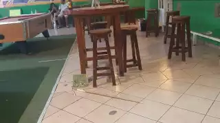 El bar recibió un ataque de hombres armados