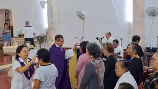 Fieles celebran el Miércoles de Ceniza en la Iglesia de la Santa Cruz de Felipe Carrillo Puerto