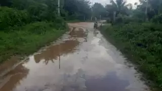 En calles de la colonia Borge se forman lodazales cuando llueve durante varios días; y cuando pasan vehículos, el problema aumenta
