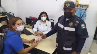 El oficial se encontraba en su labor cuando encontró la cartera