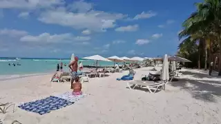 Prestadores de servicios turísticos como, masajistas y restauranteros, empezaron a preparar sus inmuebles y equipos, como sombrillas, camastros y muelles