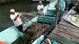 Pescadores fueron por sus trampas al reabrir el puerto.