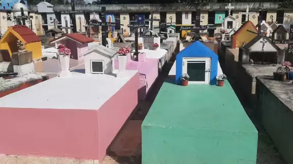 El lugar luce vacío ya que muy pocas personas han llegado a este cementerio en vísperas del Día de Muertos El lugar luce vacío ya que muy pocas personas han llegado a este cementerio en vísperas del Día de Muertos