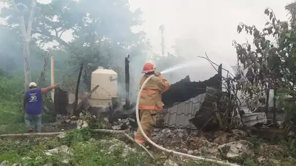 Los bomberos no pudieron salvar la casa de ser consumida por el fuego, del cuál se desconoce el origen Los bomberos no pudieron salvar la casa de ser consumida por el fuego, del cuál se desconoce el origen
