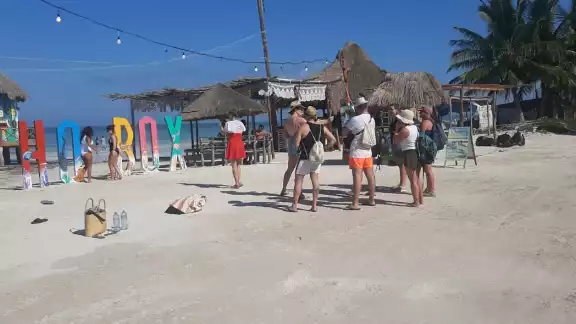 Los turistas aprovecharon el parador turístico de Holbox para fotografiarse; hoteleros esperan llegar al 100 por ciento en navidad Los turistas aprovecharon el parador turístico de Holbox para fotografiarse; hoteleros esperan llegar al 100 por ciento en navidad