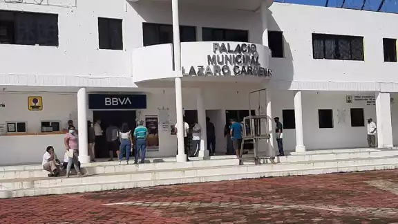 Se le instaba a devolver más de 500 mil pesos en salarios y prestaciones Se le instaba a devolver más de 500 mil pesos en salarios y prestaciones