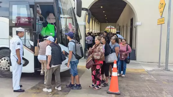 Cientos de pobladores y paseantes hacen fila para conocer el emblemático buque Cuauhtémoc