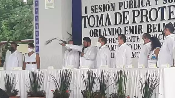 La toma de protesta prevista para las 2:30 de la tarde, comenzó con 40 minutos de retraso La toma de protesta prevista para las 2:30 de la tarde, comenzó con 40 minutos de retraso