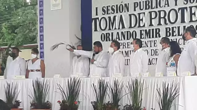 La toma de protesta prevista para las 2:30 de la tarde, comenzó con 40 minutos de retraso