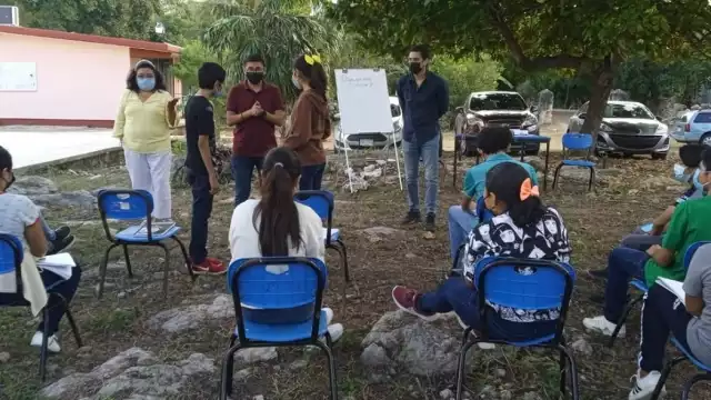 Psicólogos y el equipo del DIF municipal visitaron el colegio de la comisaría de Xtepén