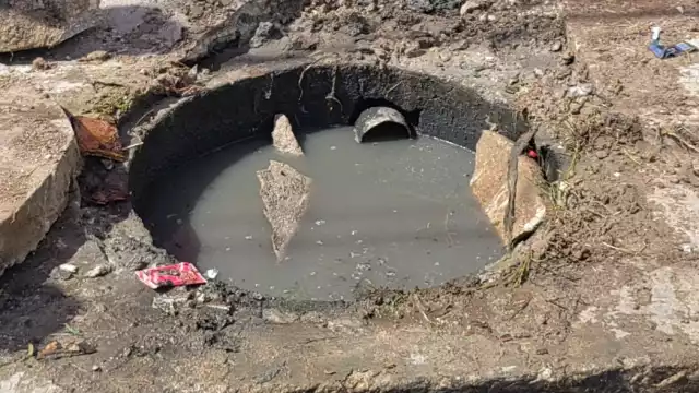 Clausuran un sistema subterráneo para el tratamiento de aguas residuales que estaba en la calle