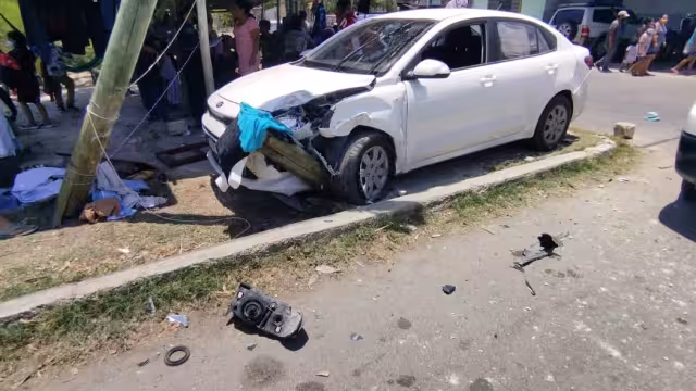 El accidente dejó varios daños materiales