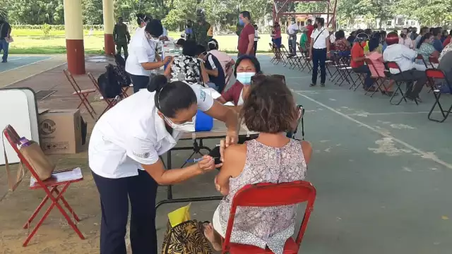 El domo de la colonia Unidad Deportiva de Kantunilkín fue la sede de la jornada de vacunación anticovid