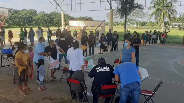 En el lugar se lleva a cabo la jornada de vacunación para personas rezagadas