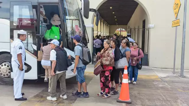 Cientos de pobladores y paseantes hacen fila para conocer el emblemático buque Cuauhtémoc