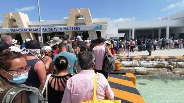 Debido a que muchos vuelos son nocturnos, muchos turistas se iban en el último barco para llegar al Aeropuerto