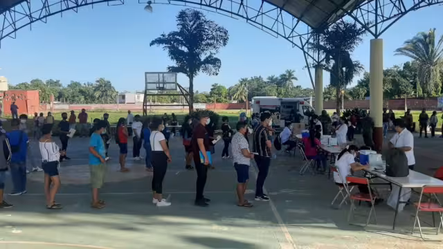 Personal de enfermería del Hospital Integral, informaron que se logró la aplicación de mil 320 dosis del biológico en primera dosis