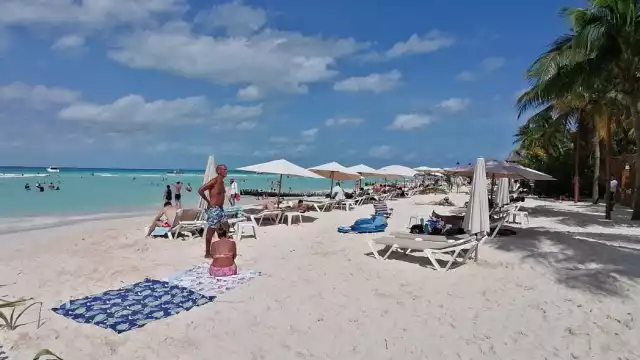 Prestadores de servicios turísticos como, masajistas y restauranteros, empezaron a preparar sus inmuebles y equipos, como sombrillas, camastros y muelles