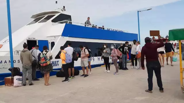 El ferry lució con gente.