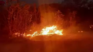 En cuestión de minutos llegaron los vulcanos y de inmediato se dieron la tarea a apagar el fuego