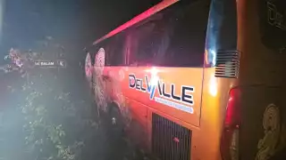 El conductor de este autobús perdió la vida esta noche en Cancún