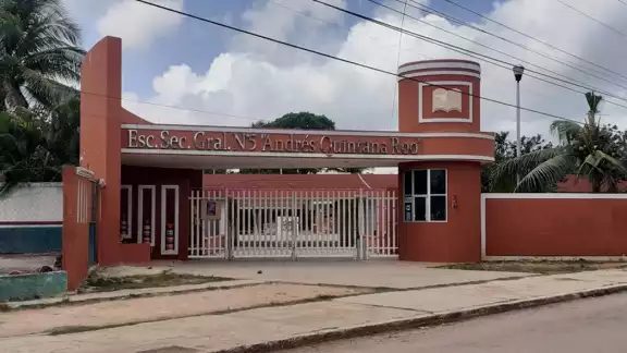 El sistema que se implementará en el nivel básico incluye enseñanza a estudiantes con discapacidad y la mayor parte de los edificios carece de rampas, por ejemplo