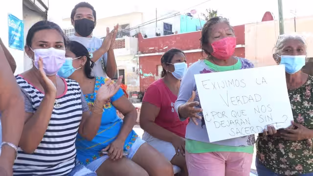 Los pobladores se mostraron inconformes con la decisión, por lo que piden se restituya al padre