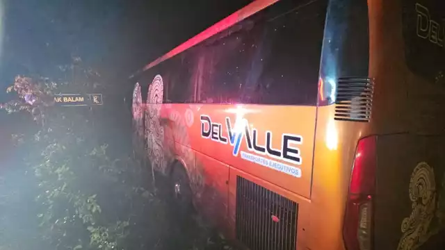 El conductor de este autobús perdió la vida esta noche en Cancún