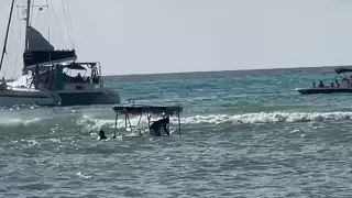 La embarcación y sus 17 tripulantes fueron rescatados por elementos de la Secretaría de Marina