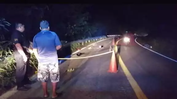 El policía murió en el sitio tras el fuerte impacto contra la valla metálica de la curva, en el kilómetro 6 de la vía Tenabo-Tinún