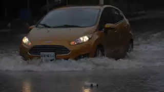 Fuertes lluvias causan inundaciones en calles de Cancún