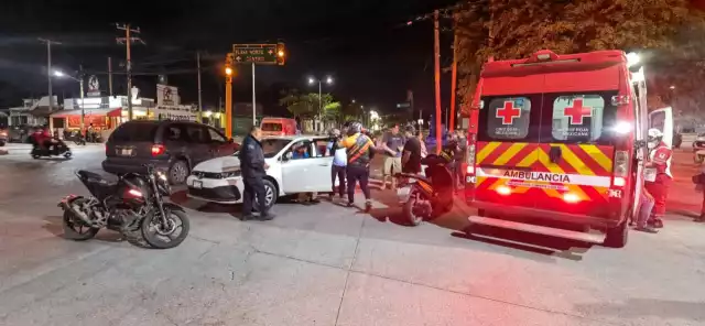 Paramédicos atienden a dos personas tras fuerte accidente en Campeche