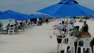 Turistas mexicanos disfrutan de las playas de Isla Mujeres