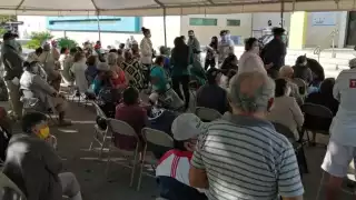 Los abuelitos esperaron ser inoculados