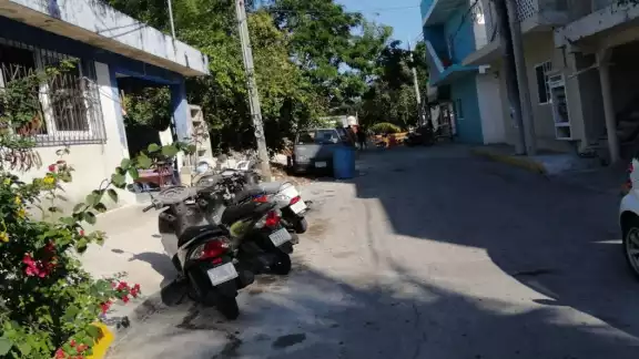 Algunos invierten hasta mil 600 pesos al mes en la compra de agua purificada en garrafones, para cocinar y bañarse Algunos invierten hasta mil 600 pesos al mes en la compra de agua purificada en garrafones, para cocinar y bañarse