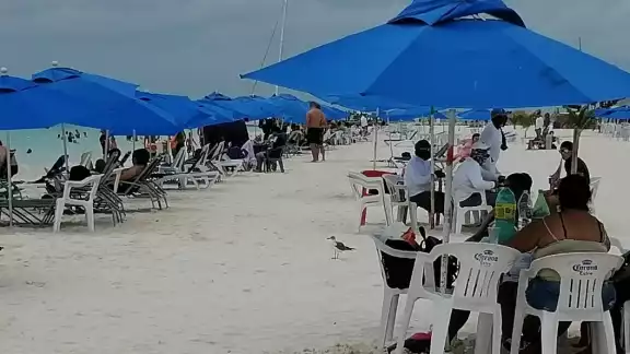 Turistas mexicanos disfrutan de las playas de Isla Mujeres