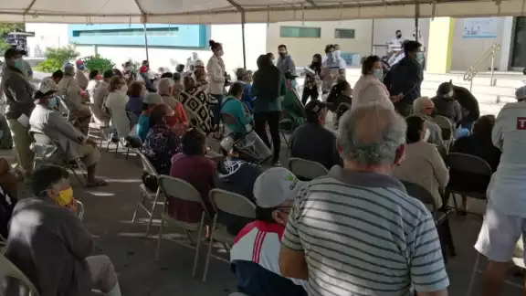 Los abuelitos esperaron ser inoculados Los abuelitos esperaron ser inoculados