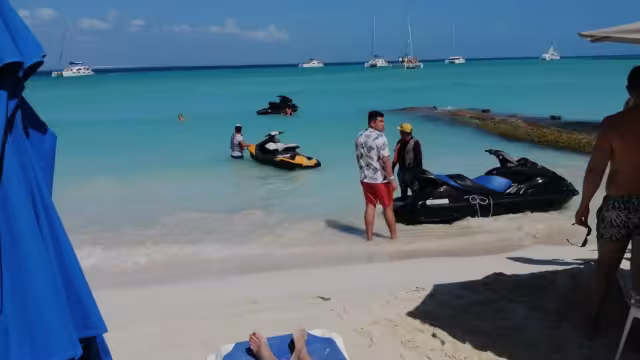 Reglamento de la Ley de Navegación prohíbe que las motos acuáticas se acerque a la zona destinada para nadar