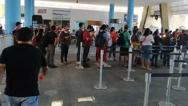En la terminal marítima de Isla Mujeres, se observó la larga fila de gente esperando abordar