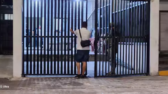 Sergio O. B. B, de 51 años de edad, fue asegurado con otros dos hombres por ingerir bebidas alcohólicas en la vía pública