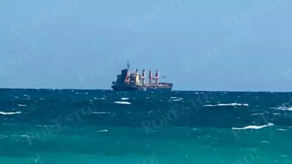 Por las condiciones climáticas, el barco no puede acercarse más a la costa