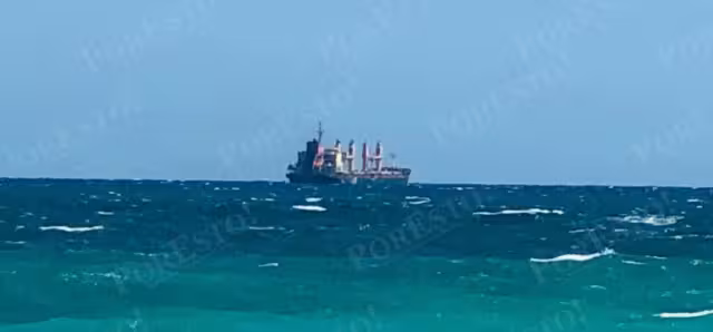 Por las condiciones climáticas, el barco no puede acercarse más a la costa