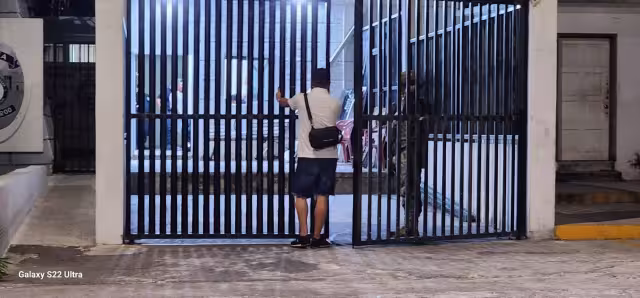 Sergio O. B. B, de 51 años de edad, fue asegurado con otros dos hombres por ingerir bebidas alcohólicas en la vía pública