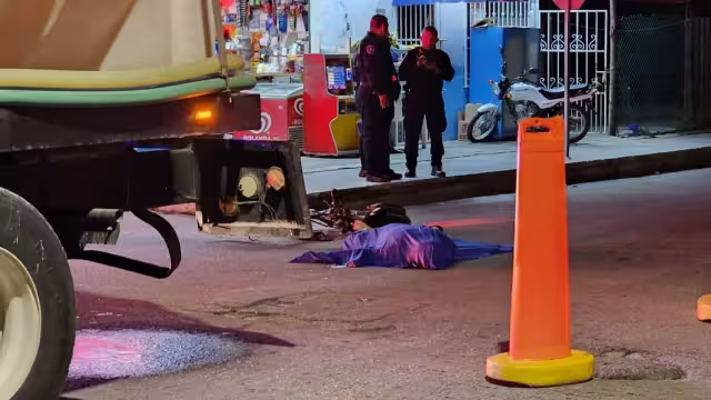 Un hombre murió la noche de este sábado cuando fue aplastado por una pipa