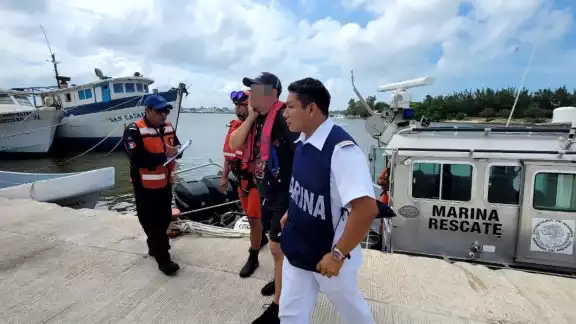 Salvan la vida de un par de tripulantes a bordo de un barco y realizan cierre a la navegación Salvan la vida de un par de tripulantes a bordo de un barco y realizan cierre a la navegación