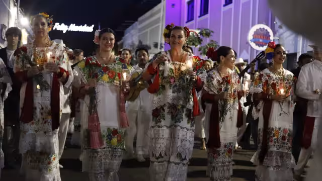 Trovadores y decenas de personas salen a las calles del Centro Histórico a celebrar el 483 aniversario