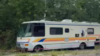 El cámper fue descubierto por automovilistas, quienes dieron aviso a la Policía sobre su ubicación y los impactos de bala en algunas partes del mismo