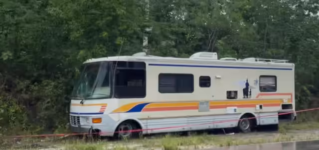 El cámper fue descubierto por automovilistas, quienes dieron aviso a la Policía sobre su ubicación y los impactos de bala en algunas partes del mismo