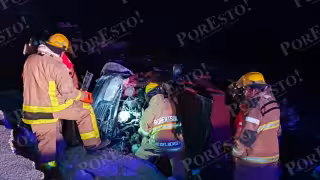 Bomberos y paramédicos operaron por varios minutos para poder sacar a los cuatro jóvenes